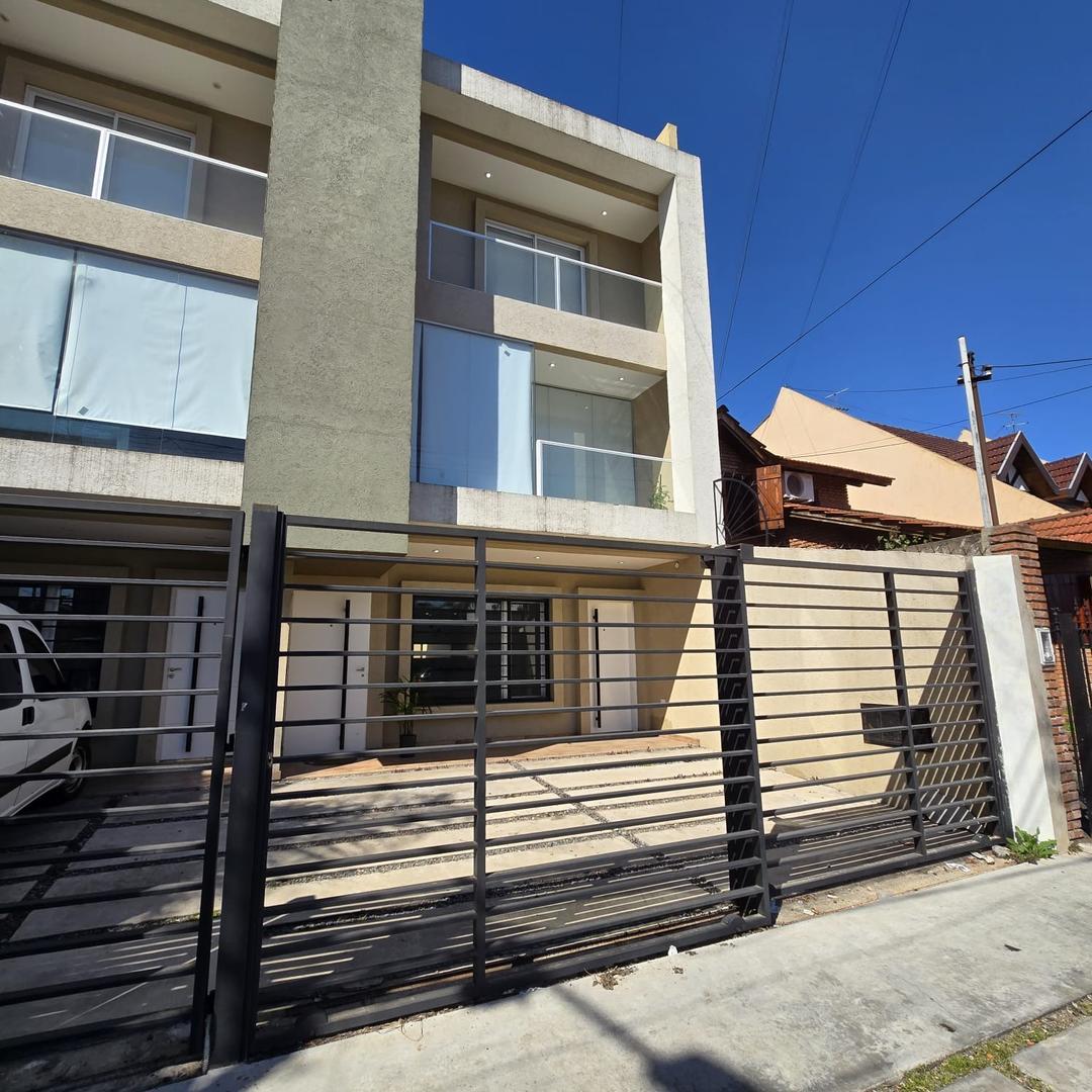 TRIPLEX 3 AMBIENTES CON PATIO Y COCHERA