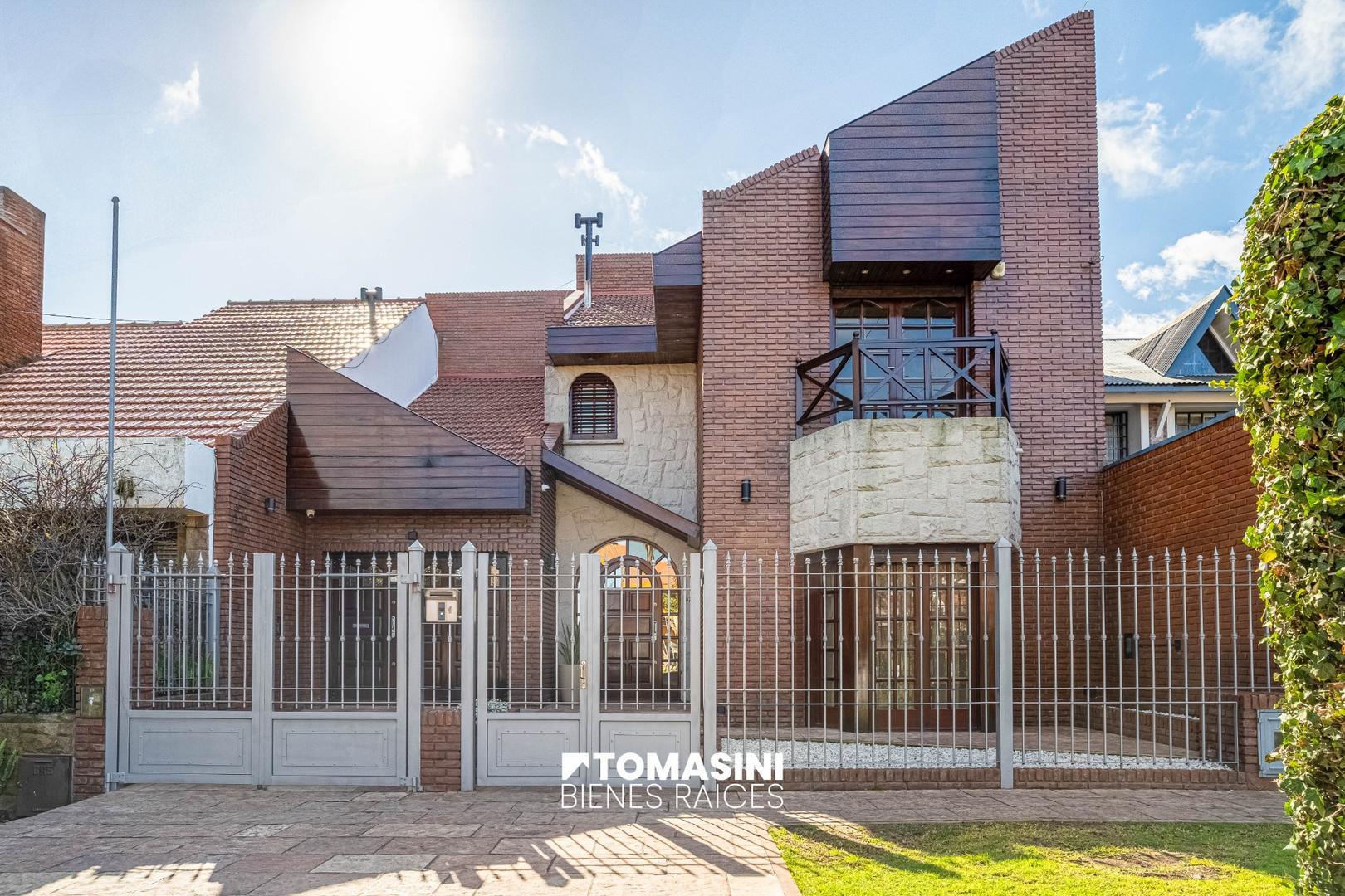 CHALET DE 4 AMBIENTES CON GARAGE, PARQUE Y PISCINA