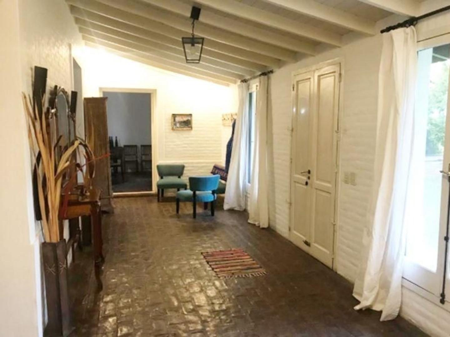 Casa en Venta con 2 cocheras