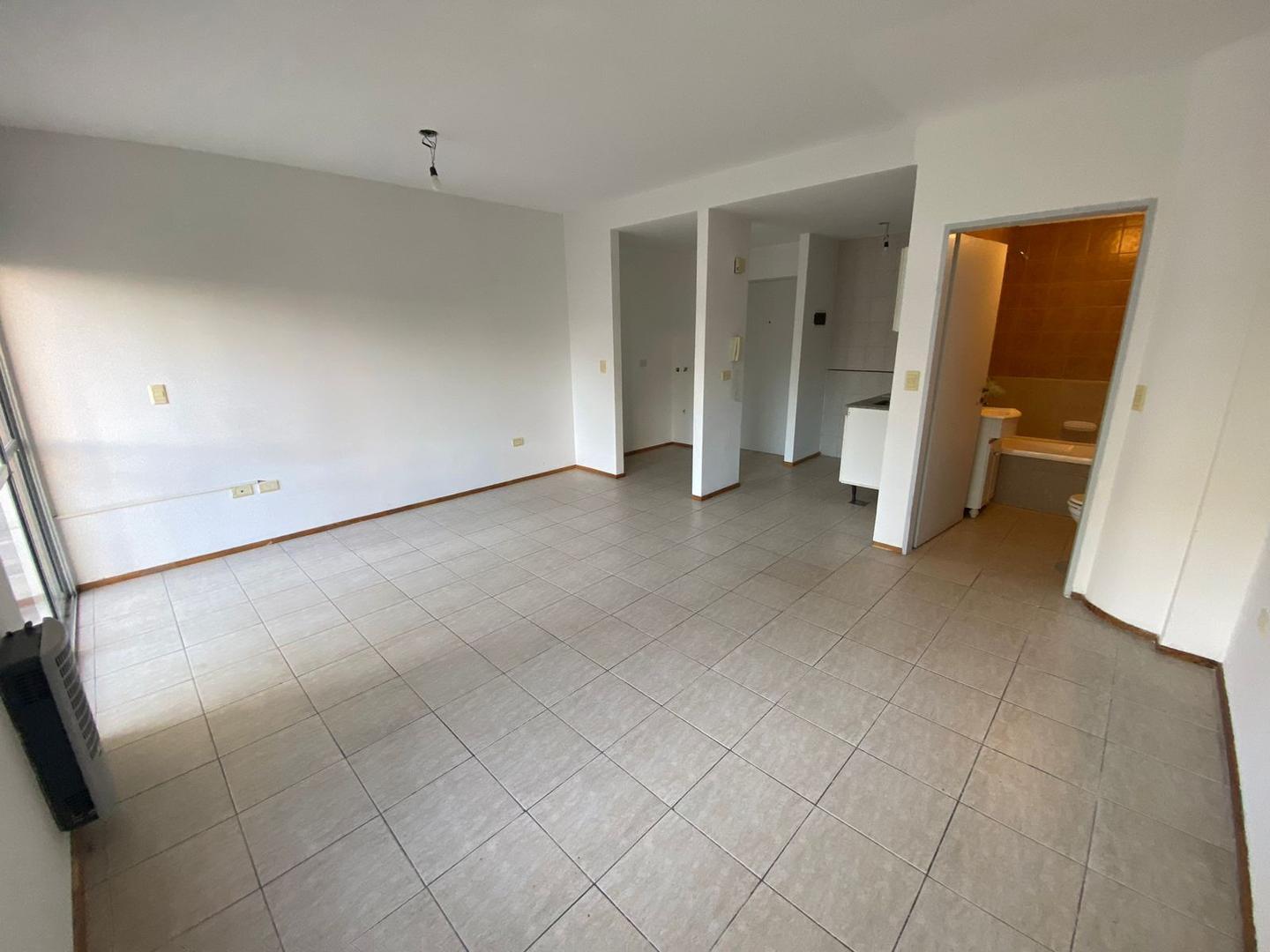 Departamento en Alquiler en Parque Chacabuco, $ 450.000