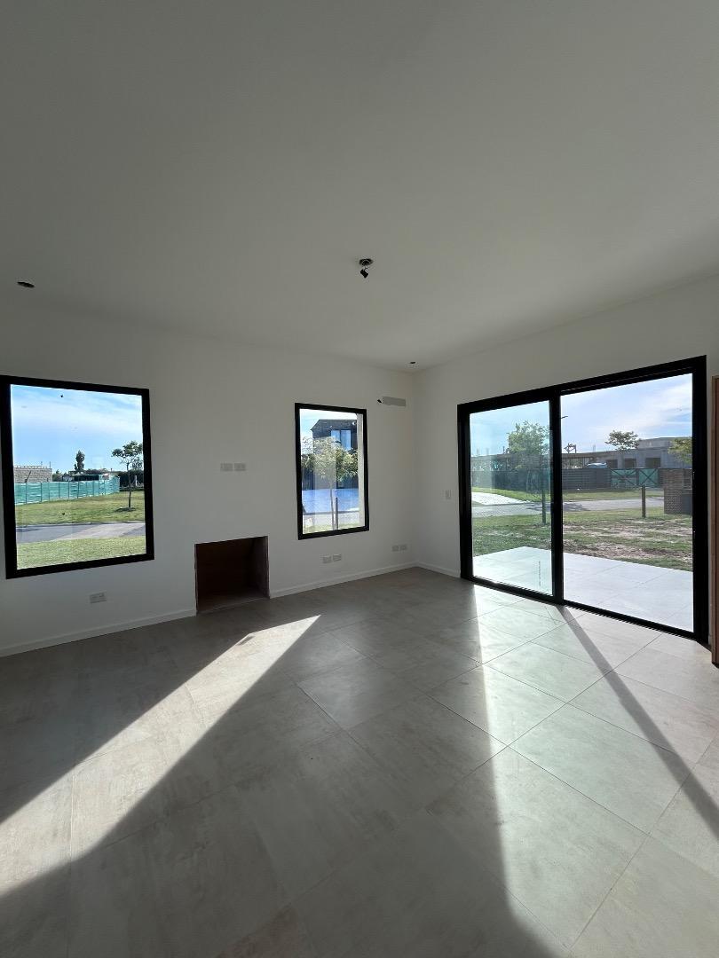 Casa en Alquiler con 4 cocheras