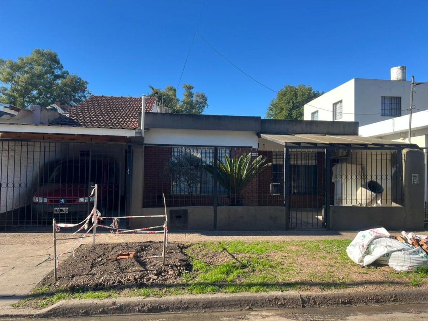 Casa 4 ambientes con 1 baño