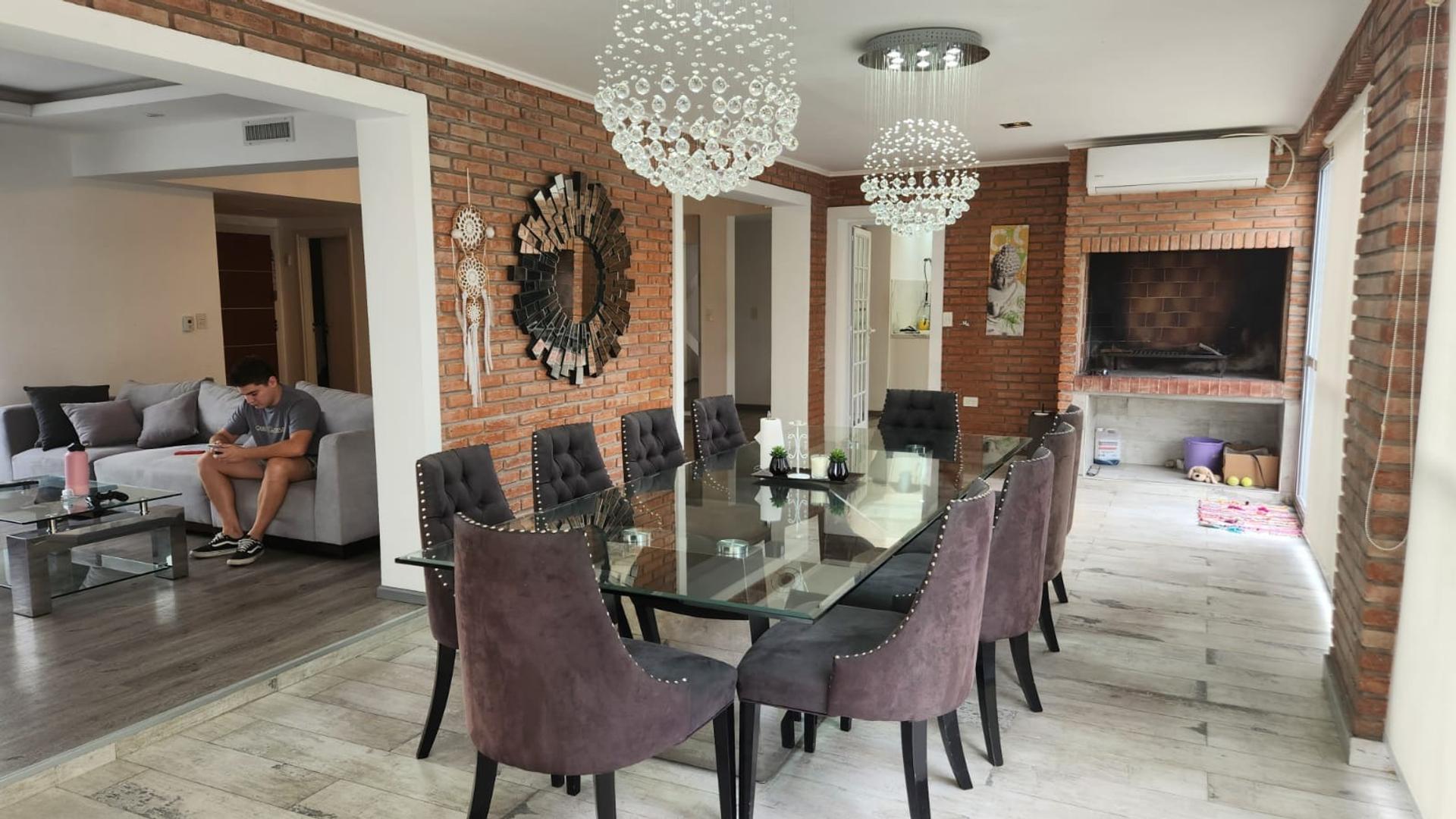 Casa en Venta con 5 cocheras