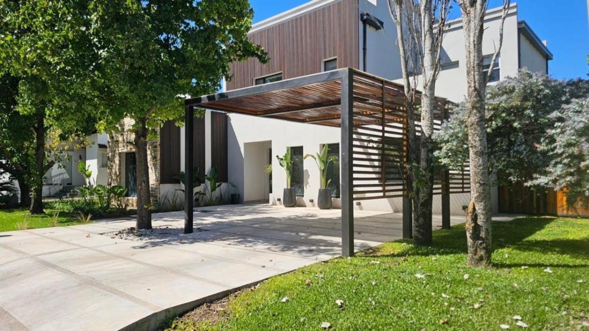 Casa en Venta con 2 cocheras