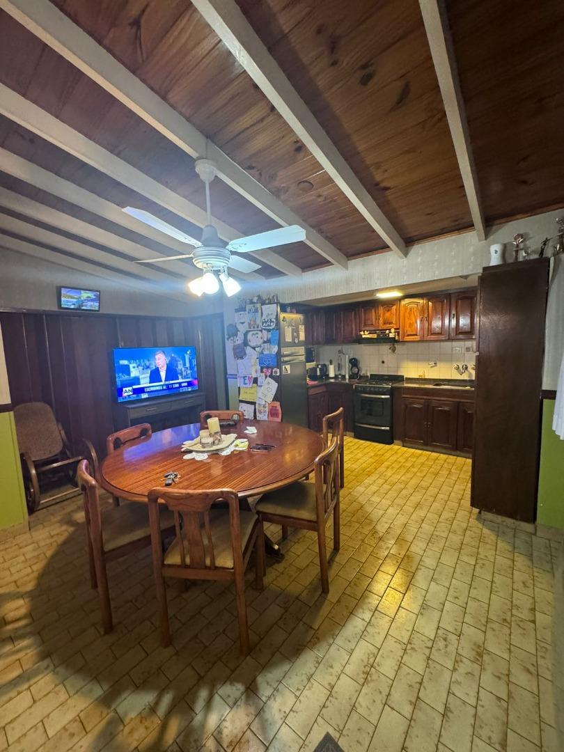 VENTA IMPECABLE CHALET SOBRE AMPLIO LOTE MERLO