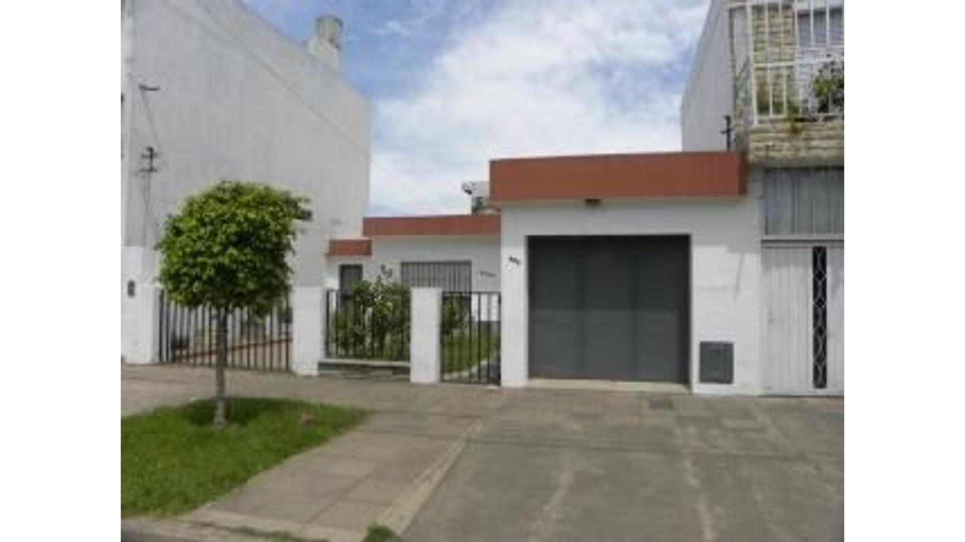 Casa con 1 dormitorio en Moreno esquina Ameghino