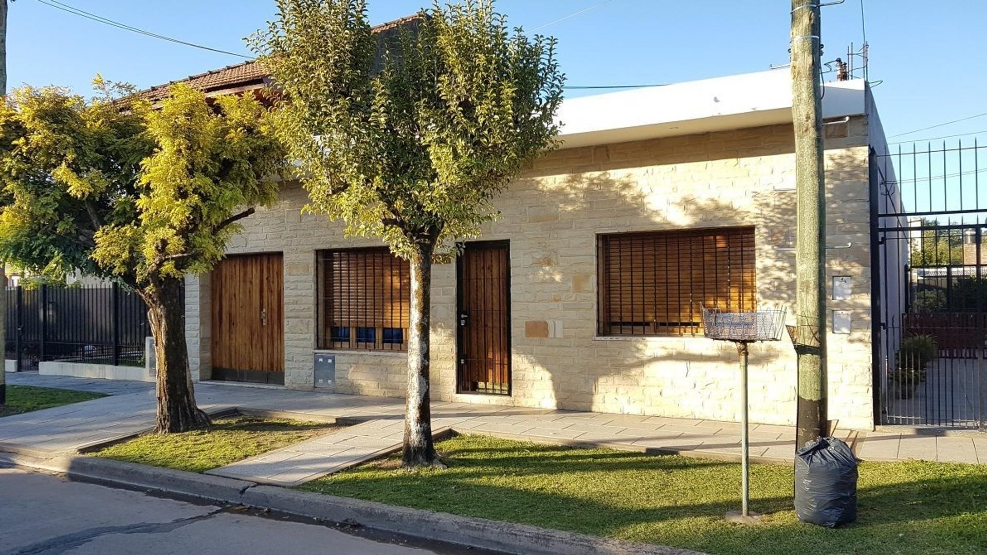 EXCELENTE CASA EN VENTA 4 AMBIENTES EN  LONGCHAMPS