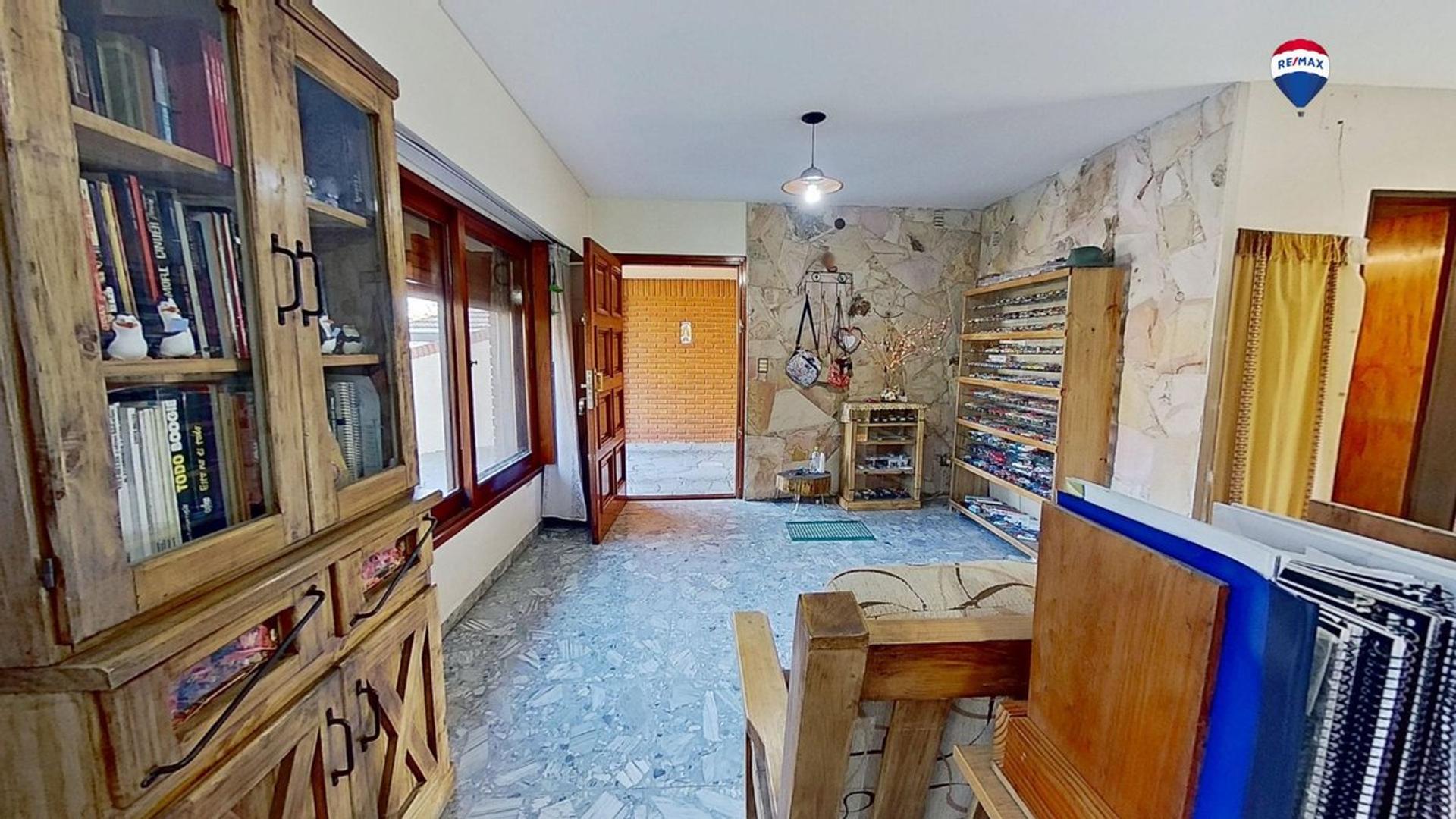 Casa 5 ambientes con 2 baños