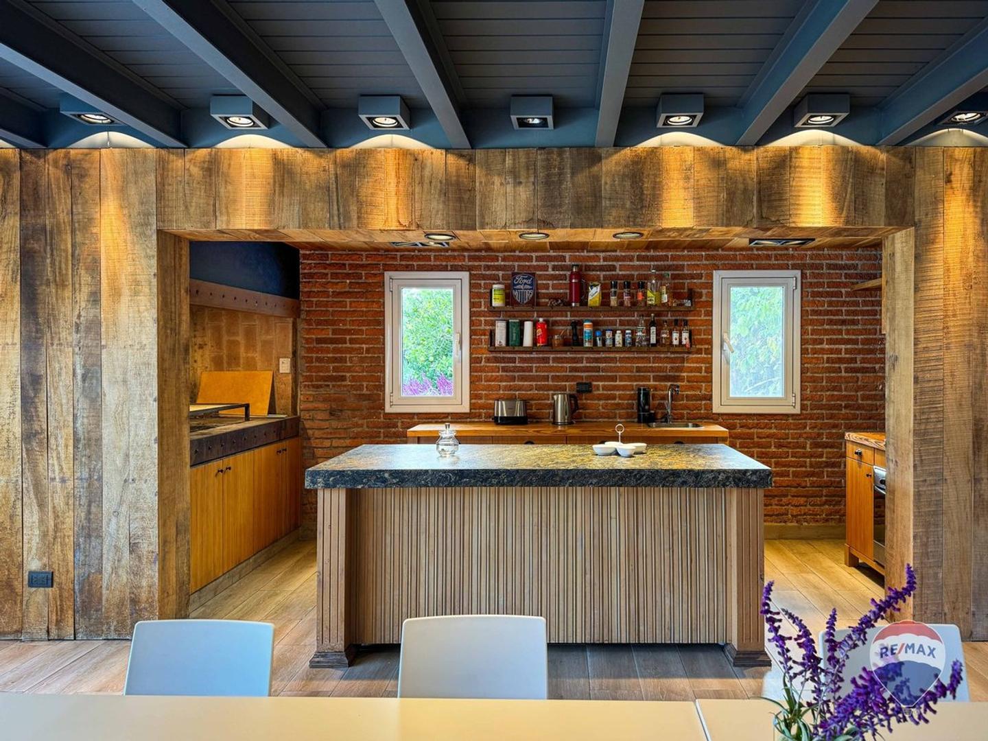 Casa 8 ambientes con 4 baños