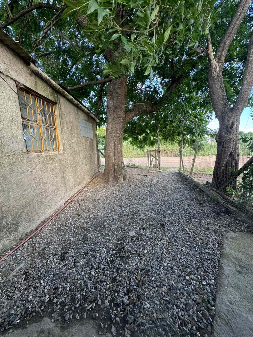 Los Malvones esquina Furriol 100