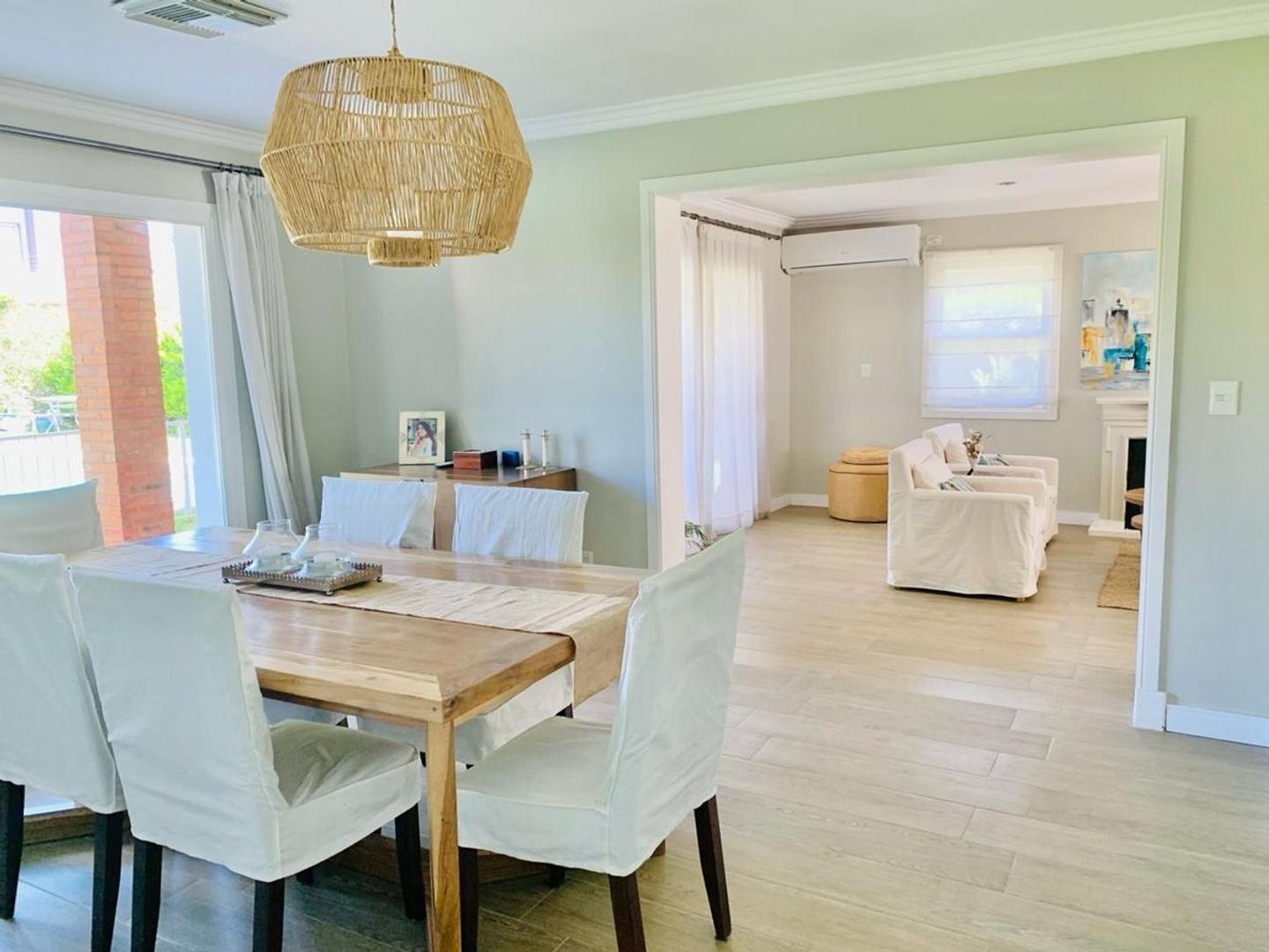 Casa en Venta con 4 cocheras