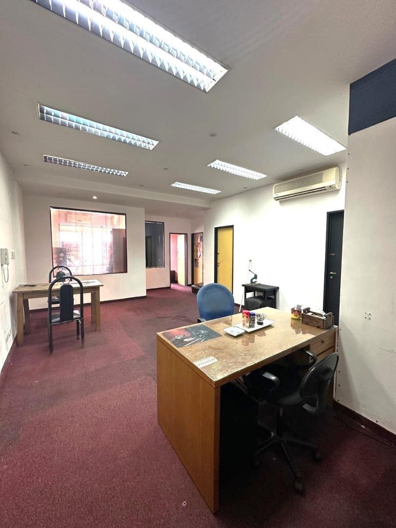 Oficina 5 ambientes con 2 baños