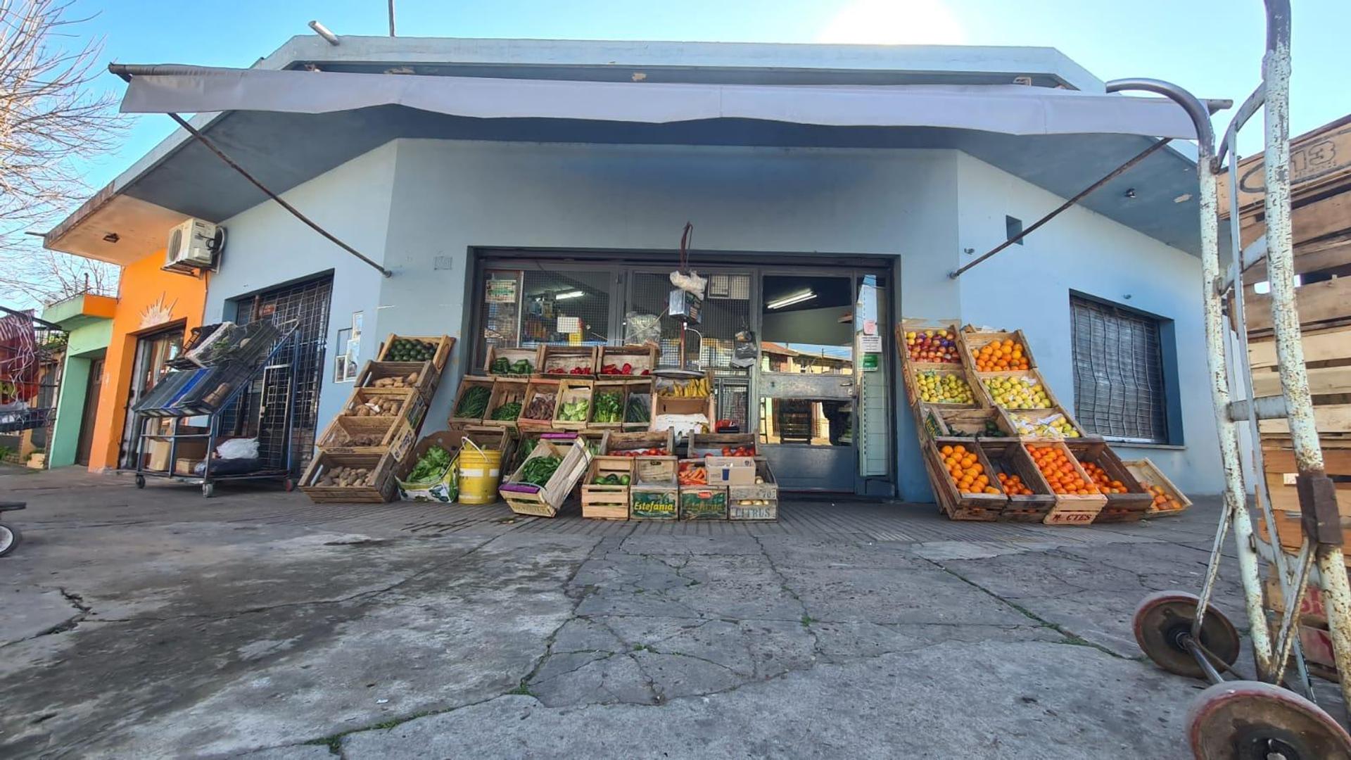 Casa 3 ambientes con Garage y 2 Locales en Ballester