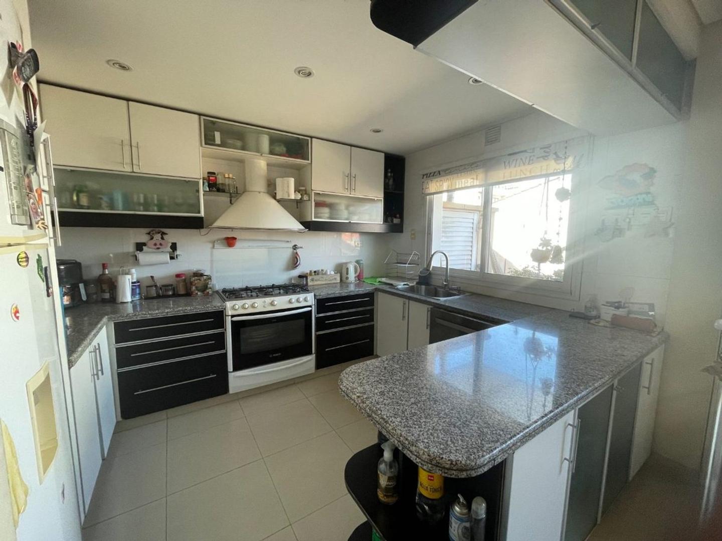 TRIPLEX 5 AMBIENTES COCHERA Y PATIO