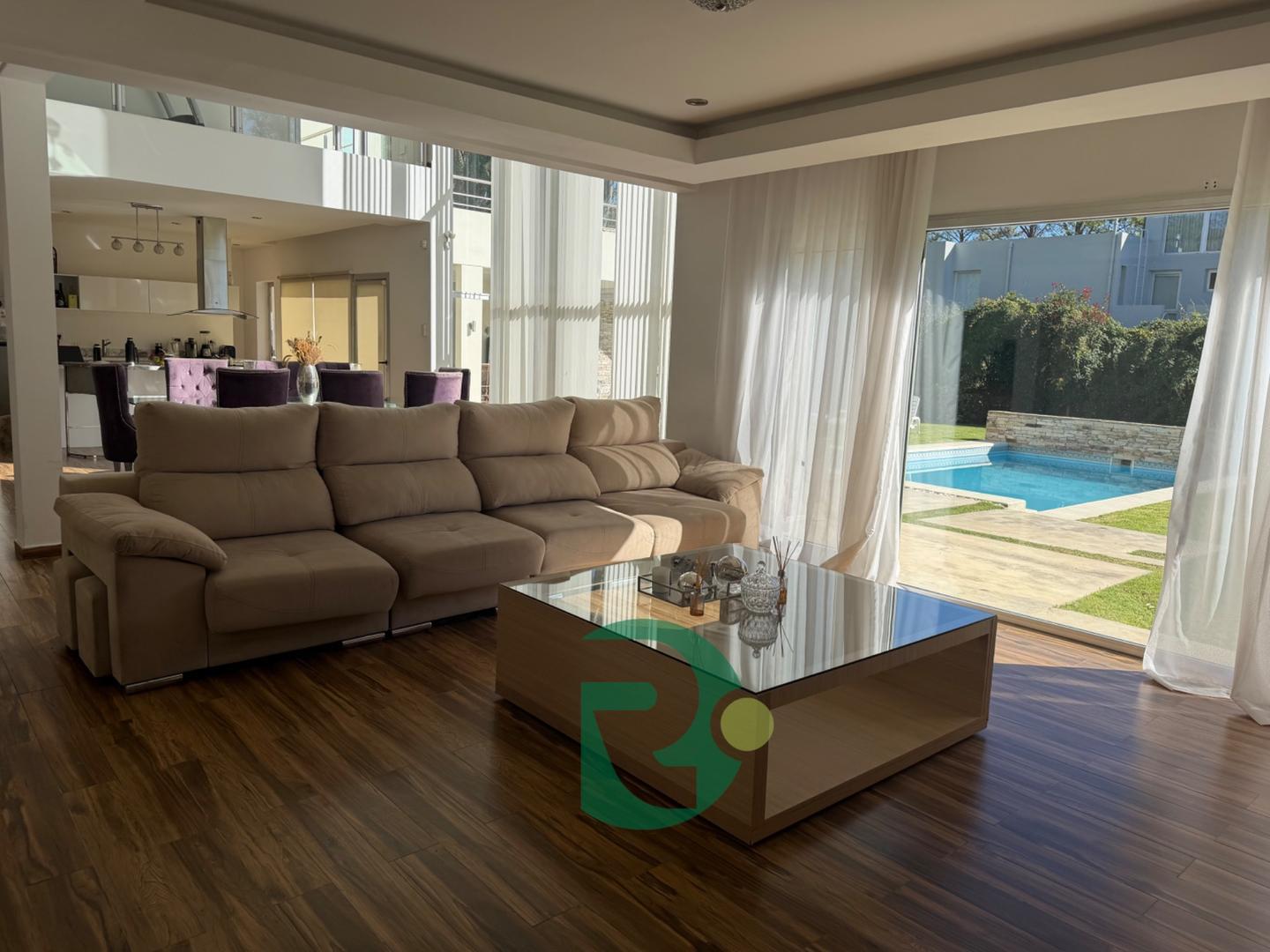 Casa en Alquiler con 6 cocheras