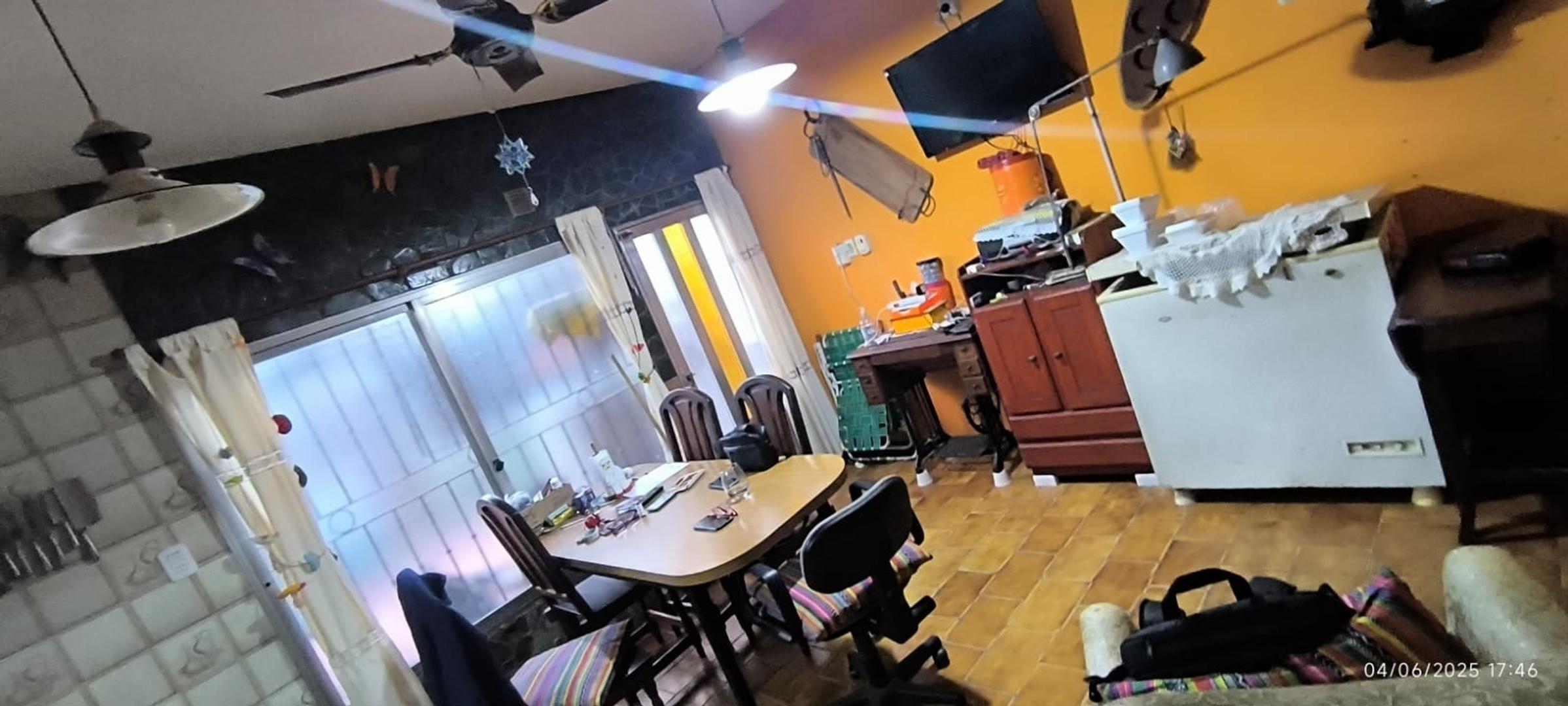 Casa 4 ambientes con 2 baños