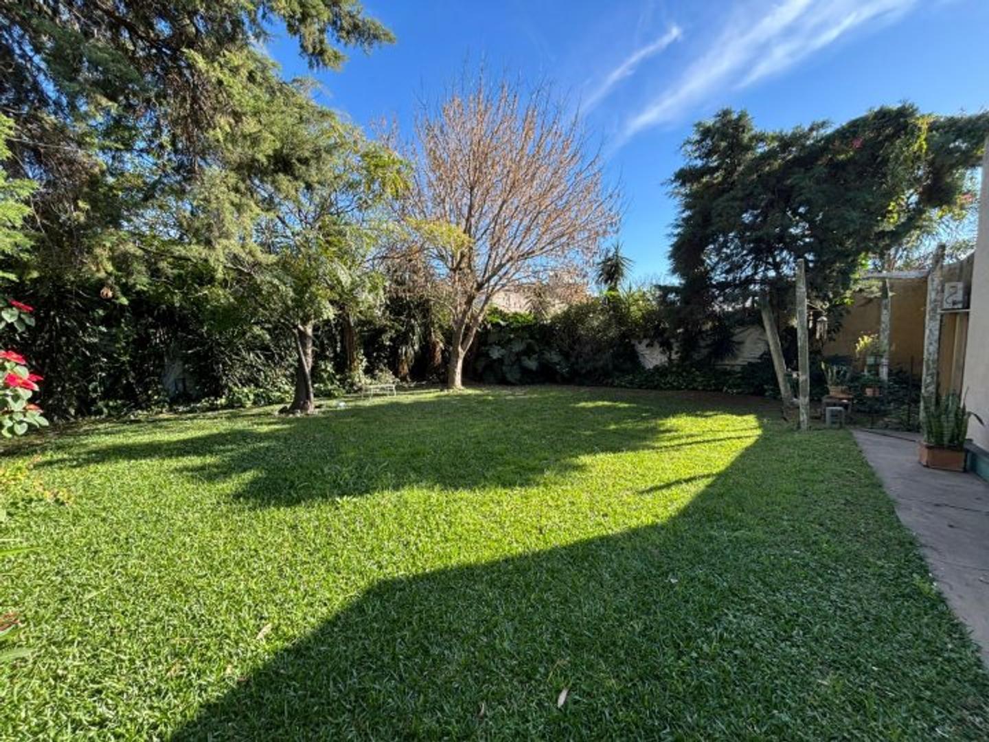 Casa 2 dormitorios, cochera doble, amplio patio + local al frente, a metros de Bv. Urquiza.  Ap...