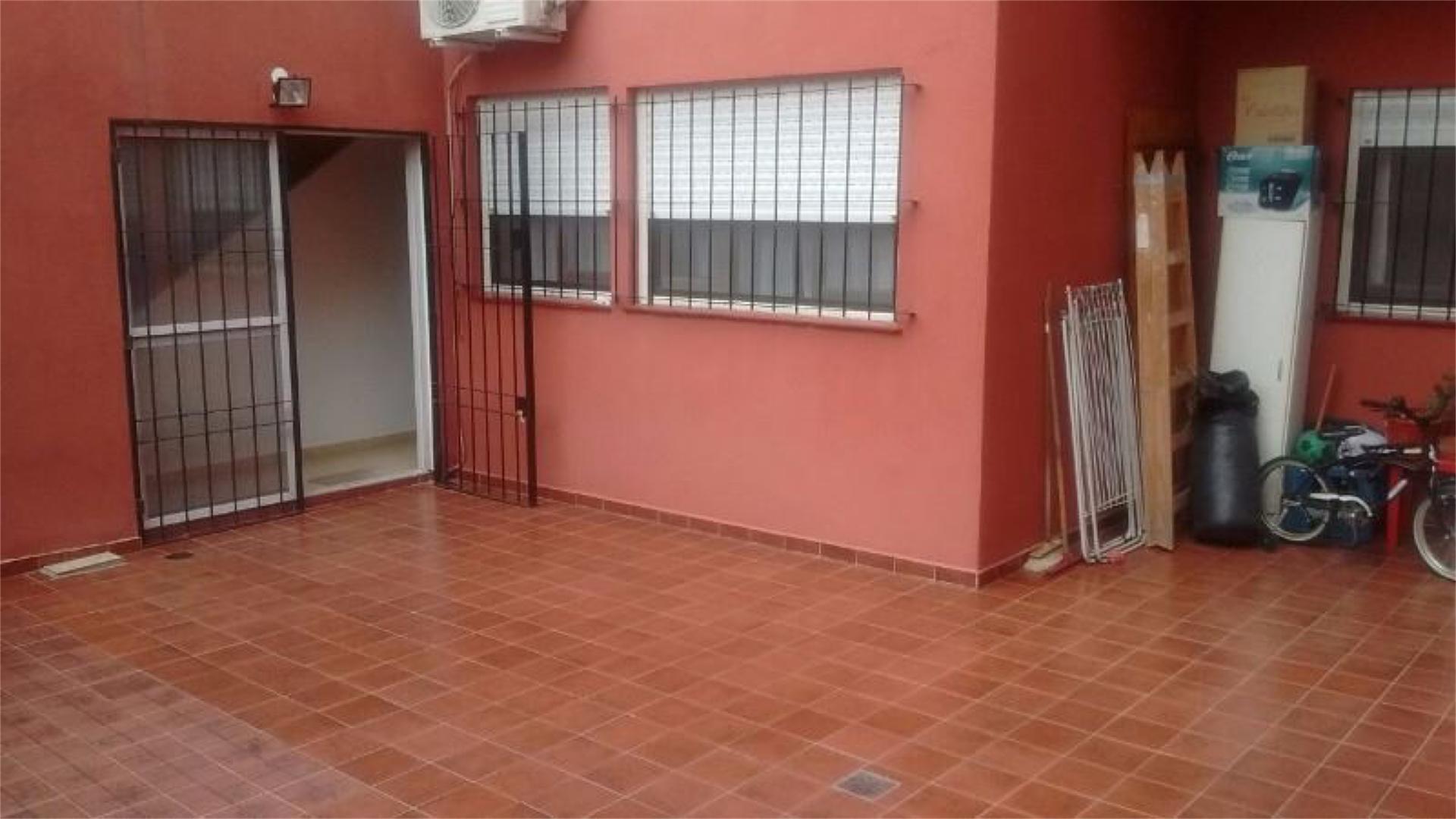 EXCELENTE TIPO CASA EN DOS PLANTAS TOTAL 135 M2 REFACCIONADO