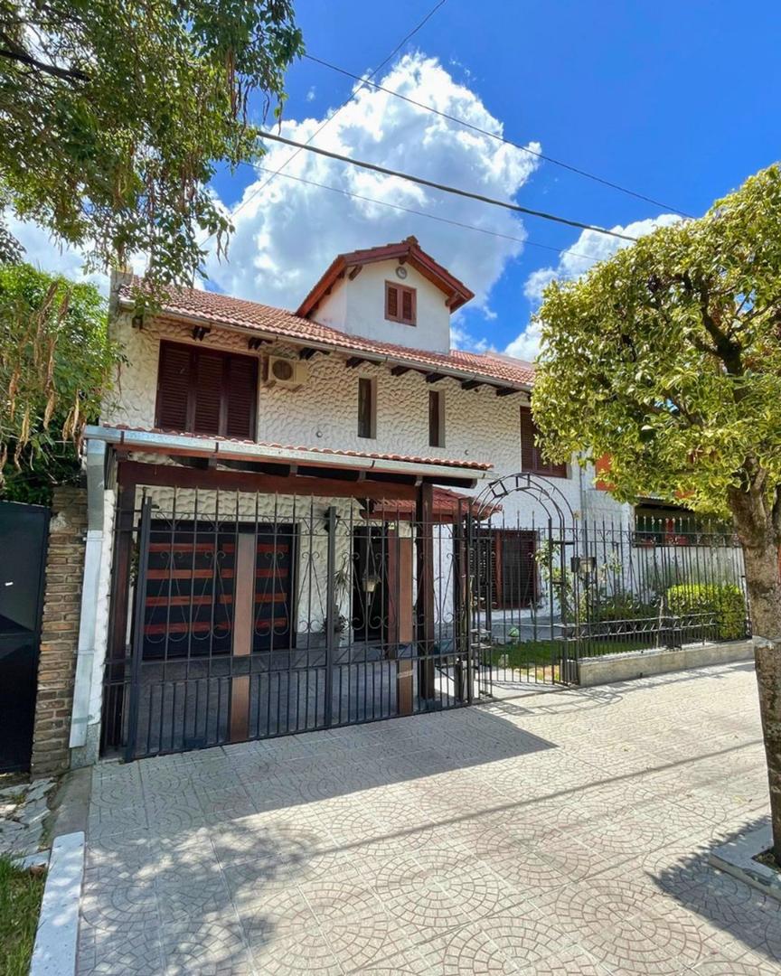 VENTA CASA 4 DORMITORIOS PATIO Y PILETA B. ALBERDI