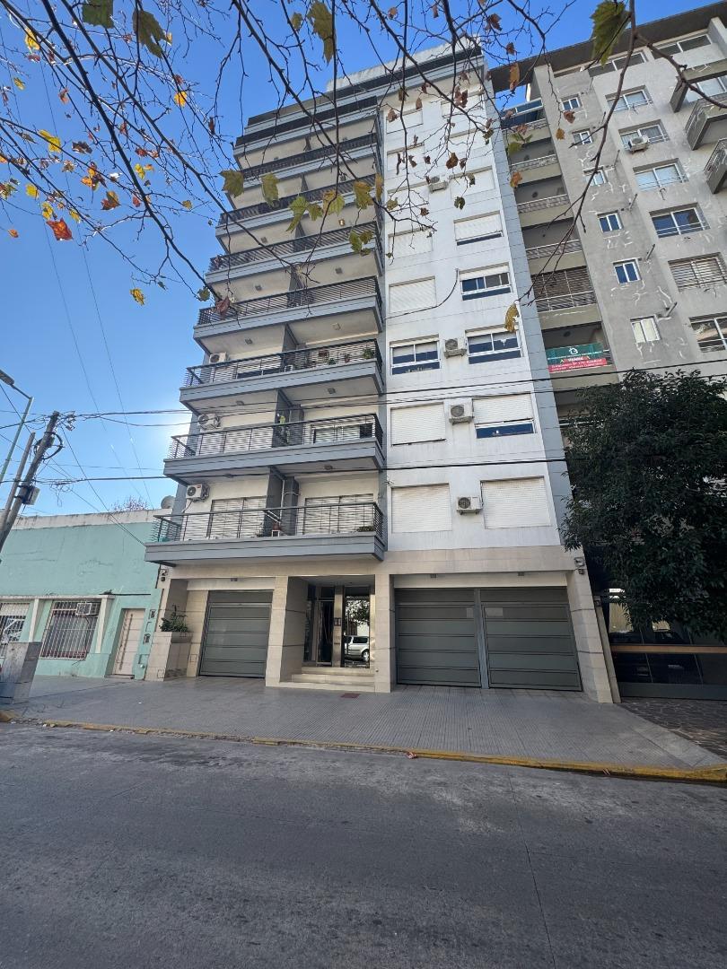 Venta Departamento de 3 Ambientes con Cochera en Banfield