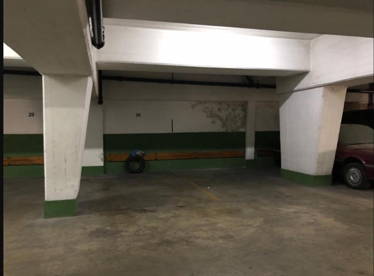 Excepcional cochera cubierta, en el segundo piso