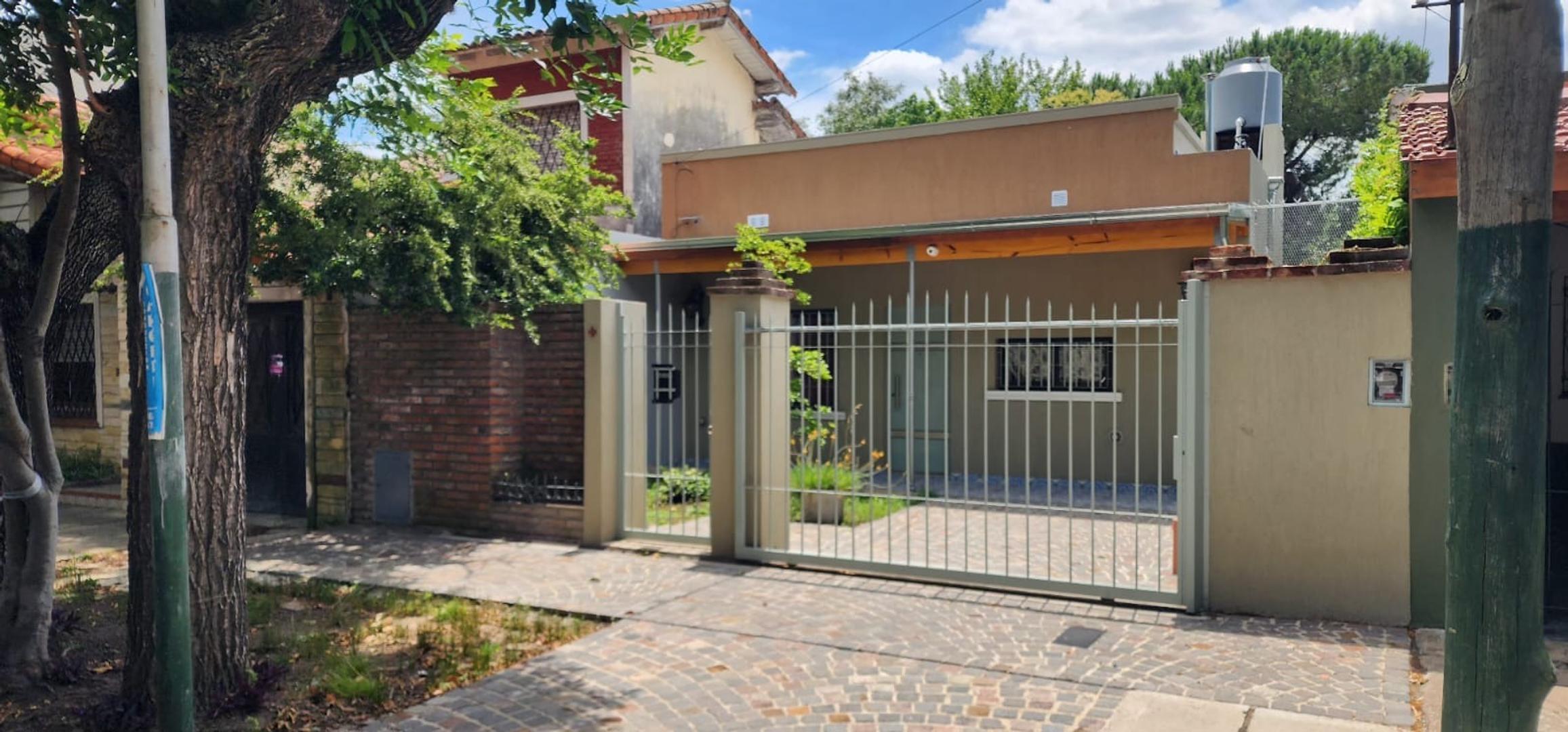 EXCELENTE PROP. DE 2AMB. S/ LOTE DE 8.66X60 TOTALMENTE RECIC