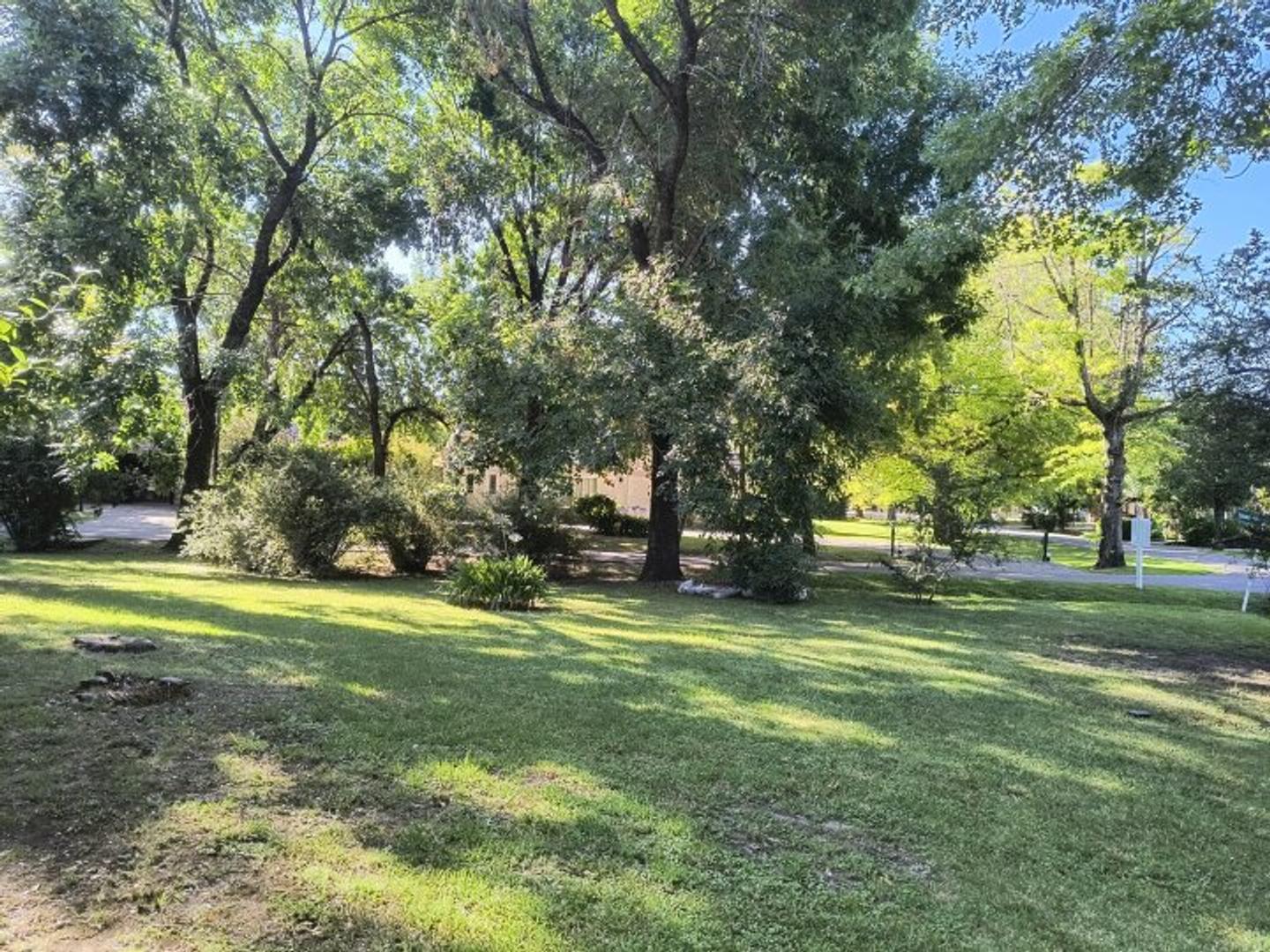 Venta. Casa de estilo tradicional sobre amplio lote.
