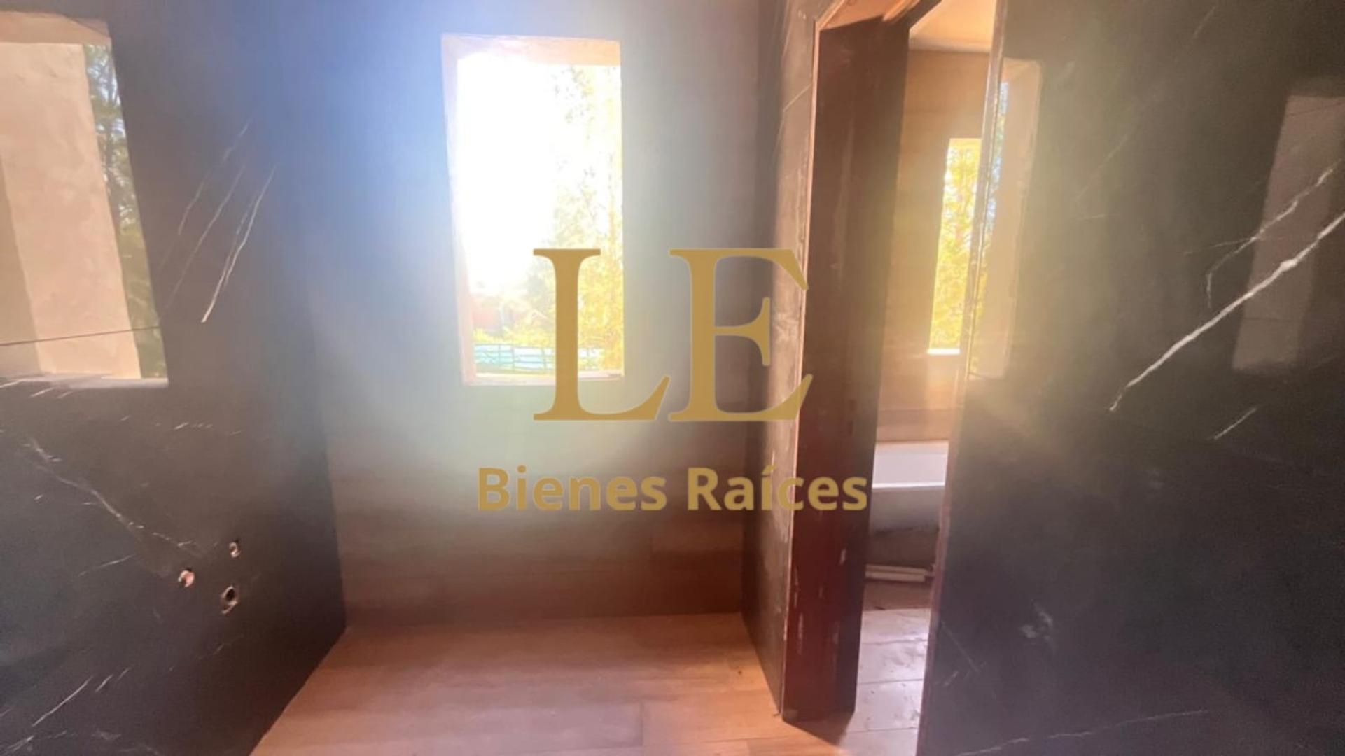 Casa en Venta con 4 cocheras