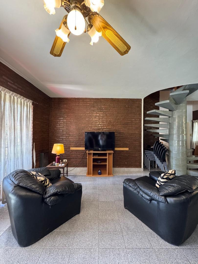 Casa 6 ambientes con 4 baños