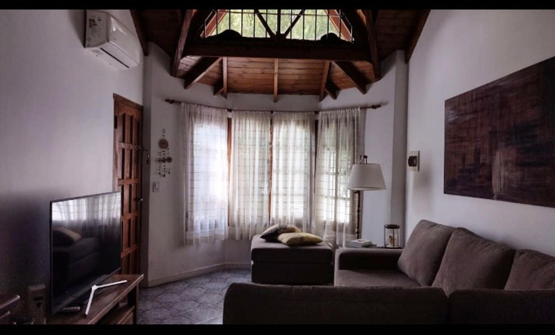 Casa 6 ambientes con 2 baños