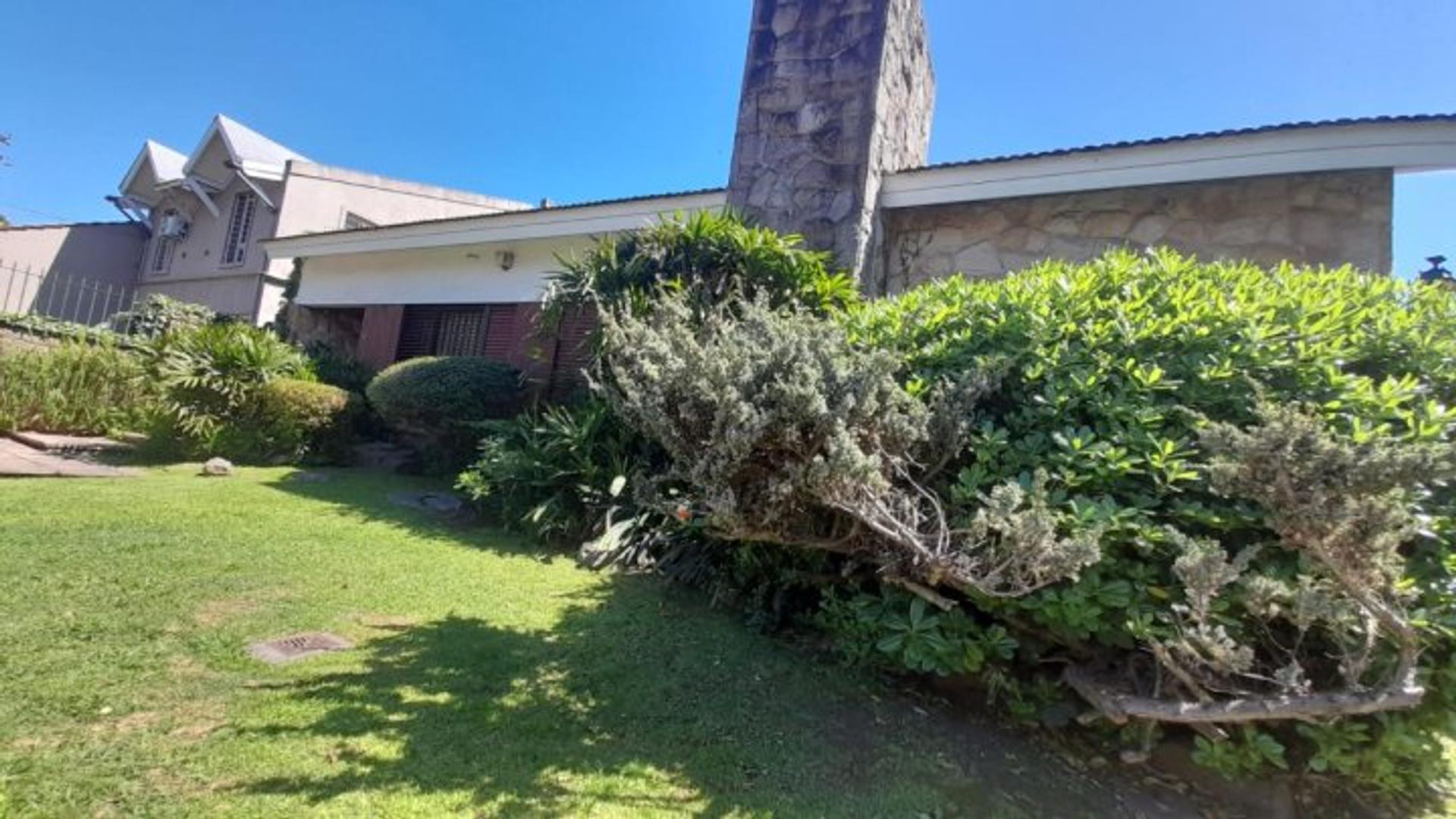 Ituzaingo ,chalet 6 Ambientes De Categoria