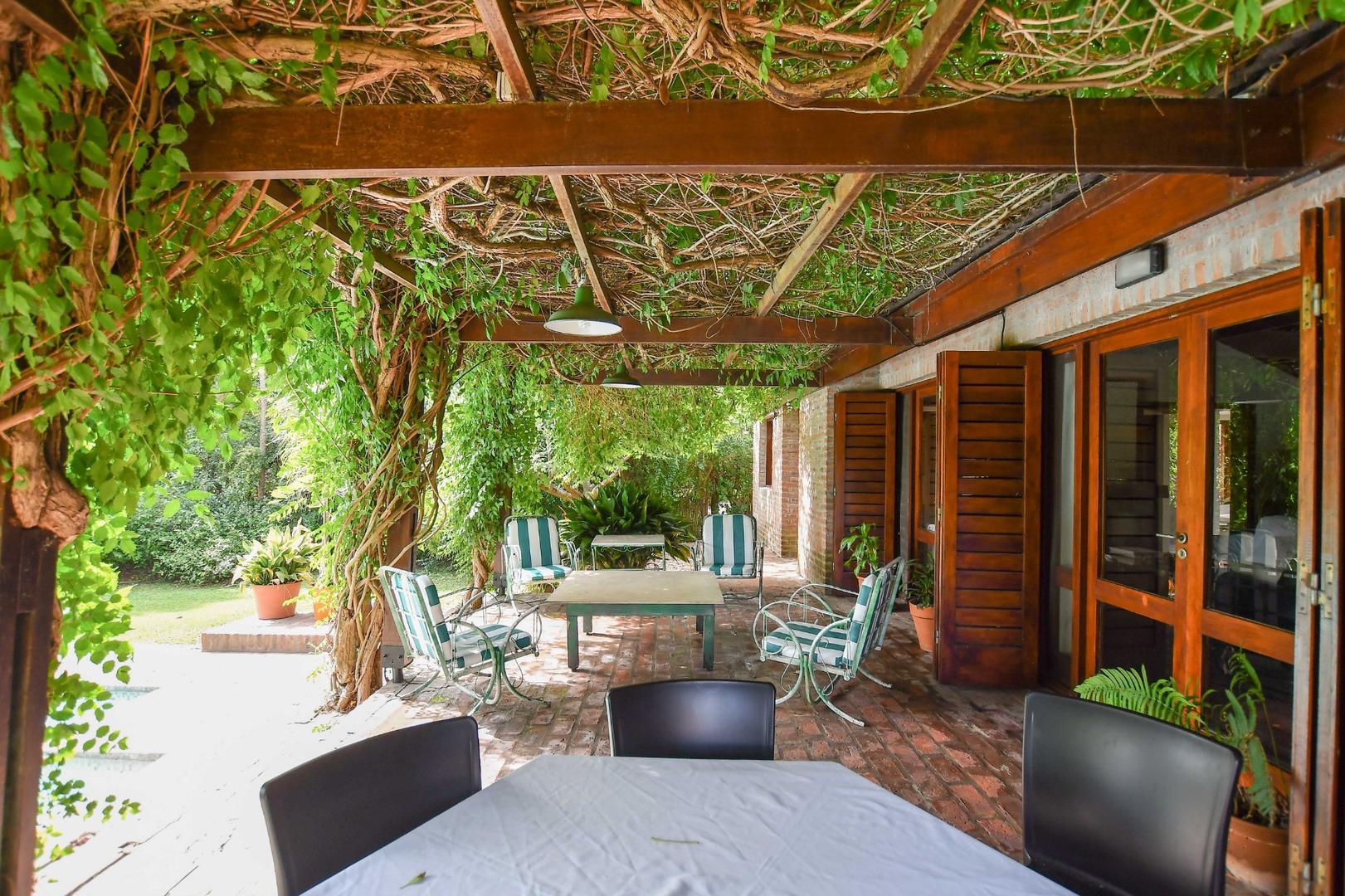 Casa 5 ambientes con 3 baños