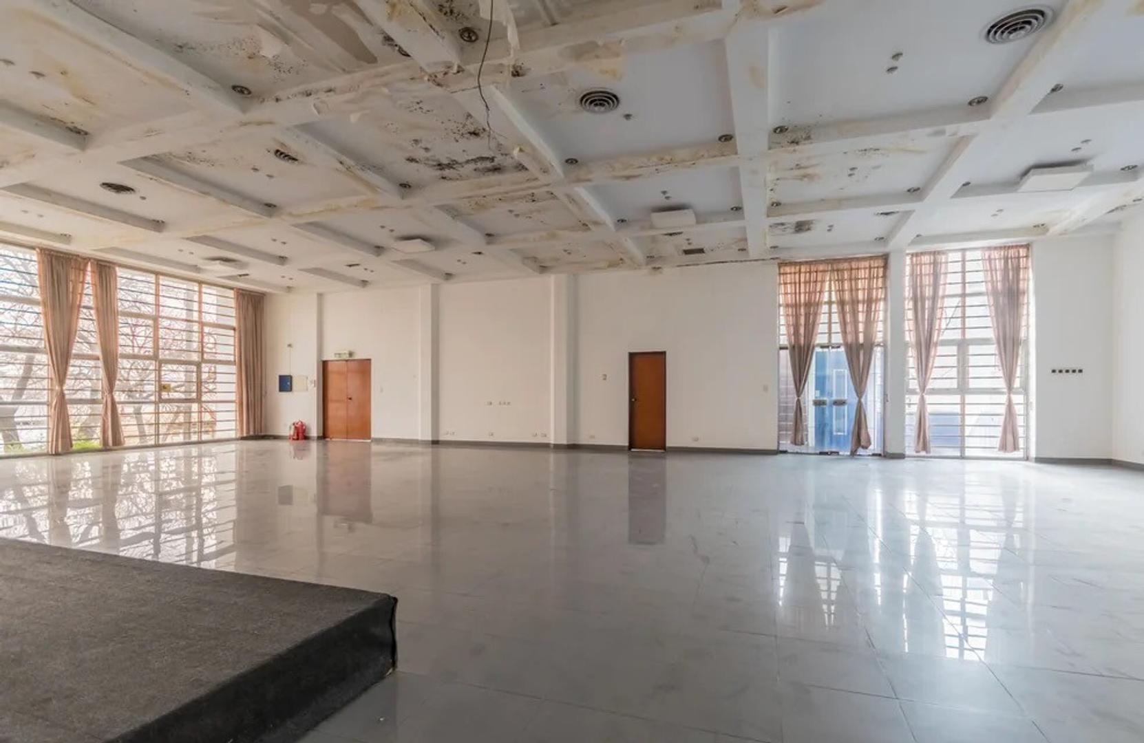 Oficinas, local, salones, cochera para 10 autos.