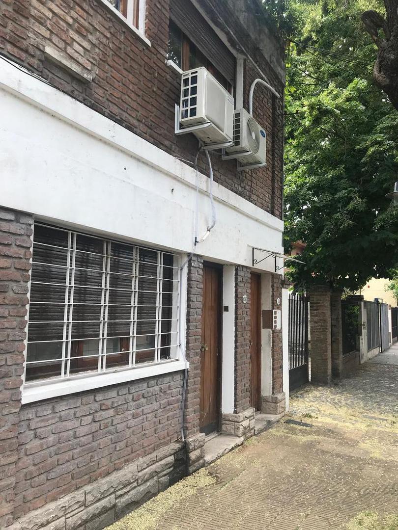 PH  (medio) 2 amb sin expensas mts plaza martinez