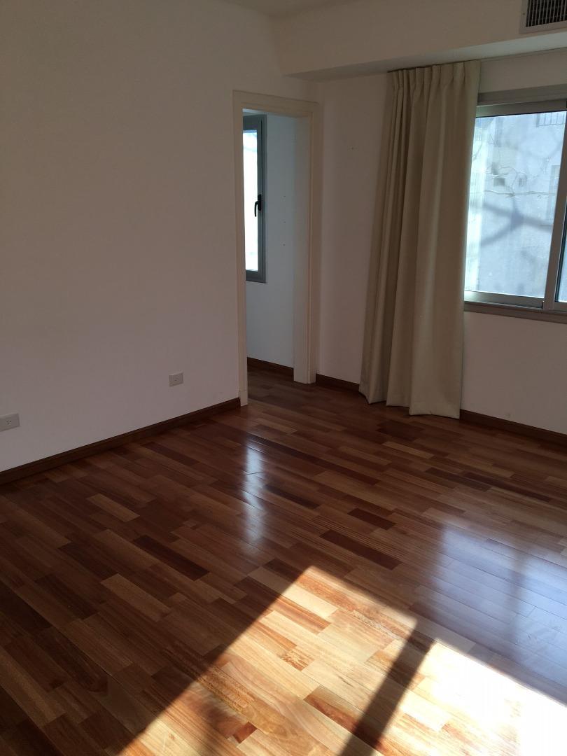 Casa en Alquiler con 4 cocheras