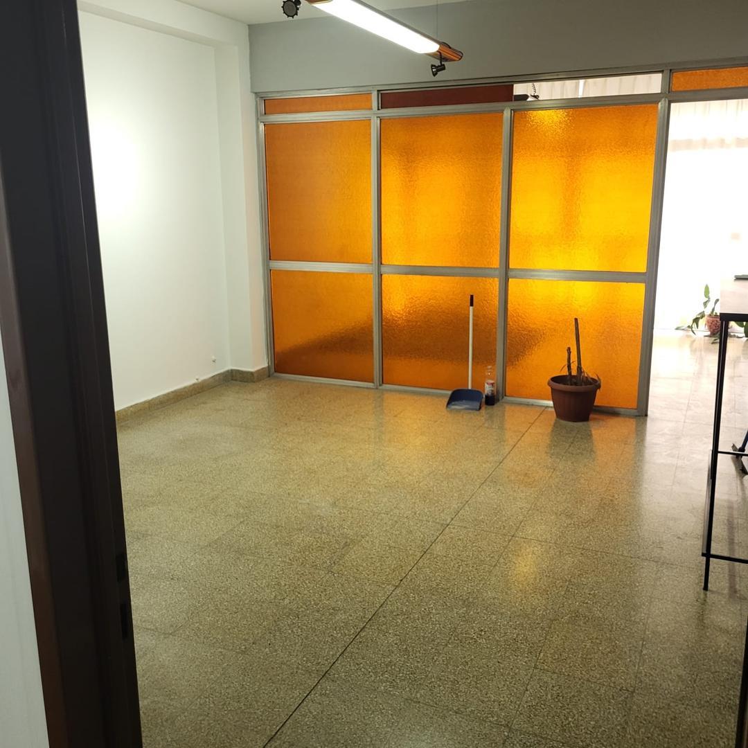 AMPLIA OFICINA CON PRIVADO AMOBLADA