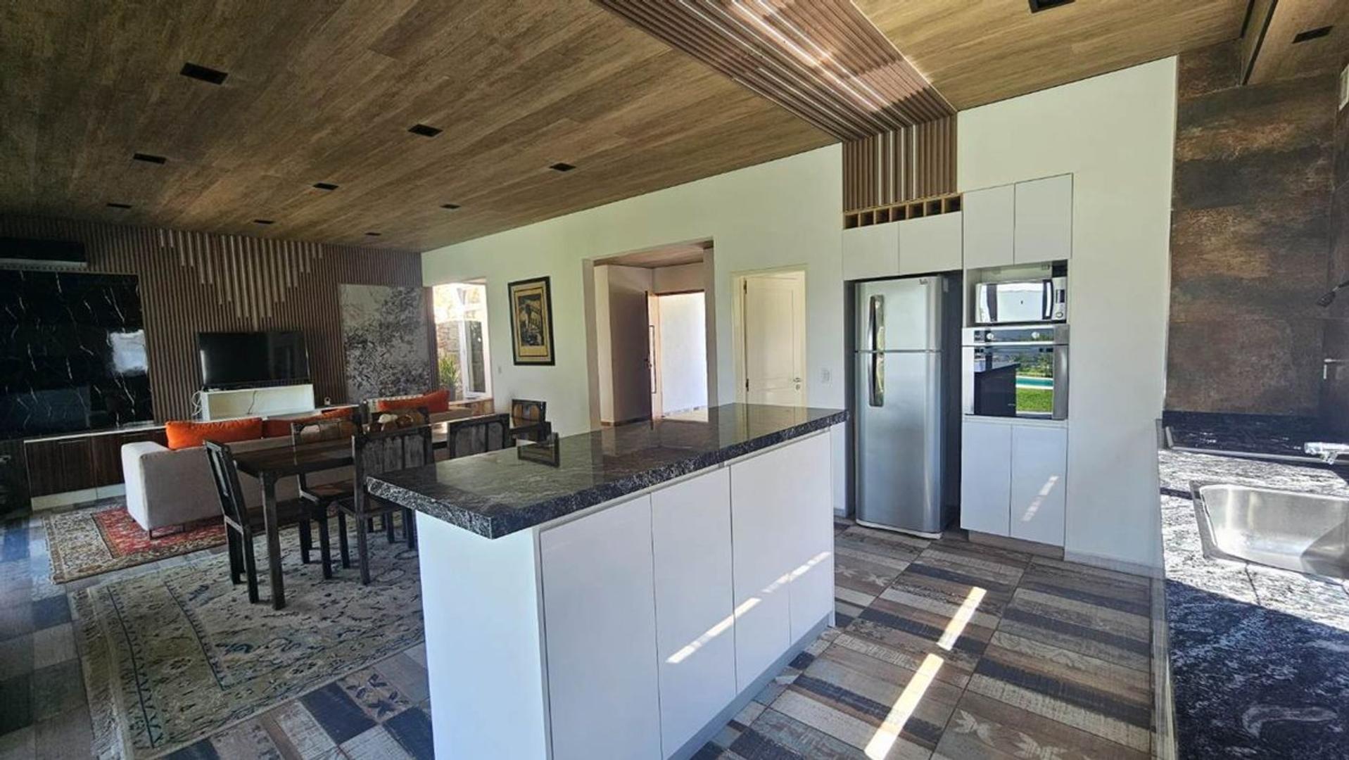 Casa en Alquiler con 2 cocheras