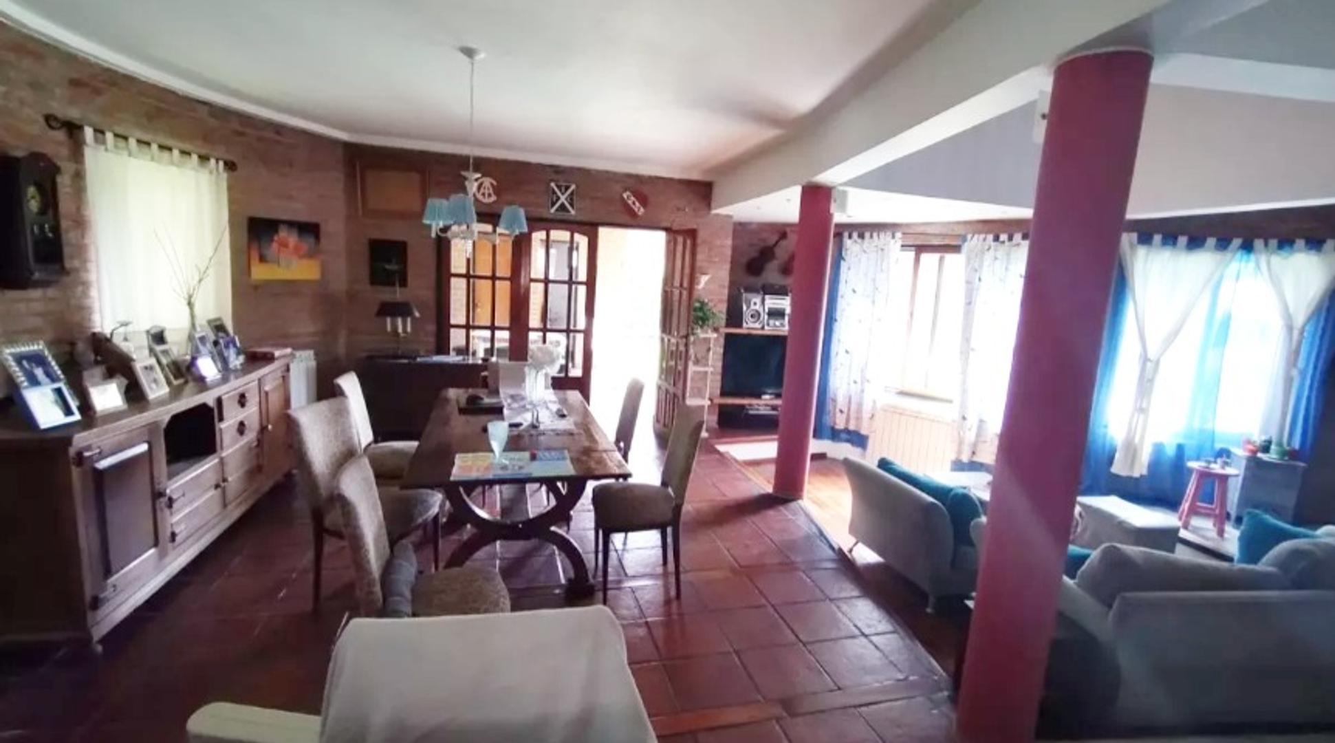 Casa en Venta con 2 cocheras