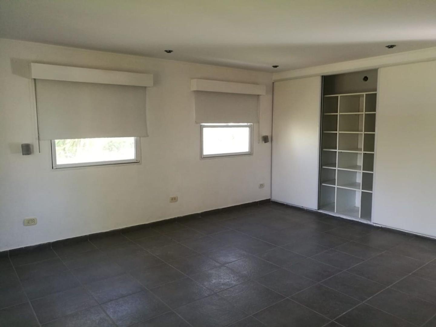 VENTA CASA PILAR 5 AMBIENTES PERMUTA