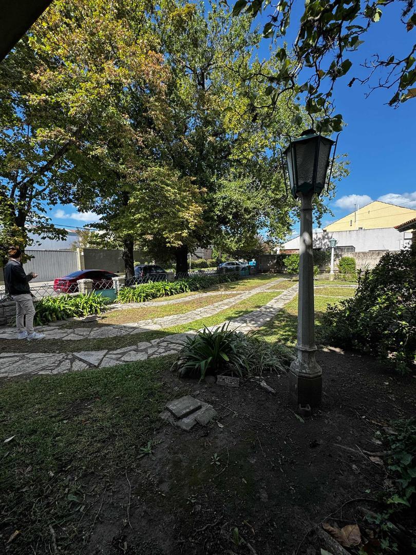 Casa 6 ambientes con 2 baños