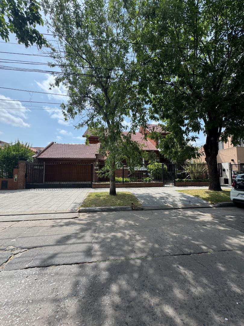 Casa con 4 dormitorios en Banfield.