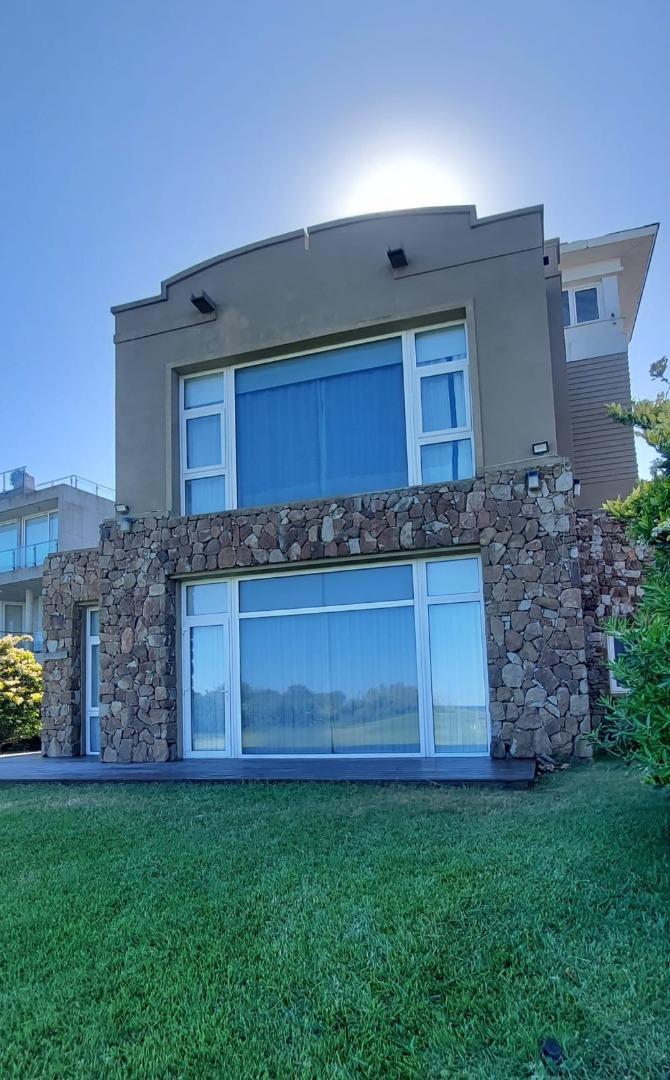 Casa 5 ambientes con 5 baños