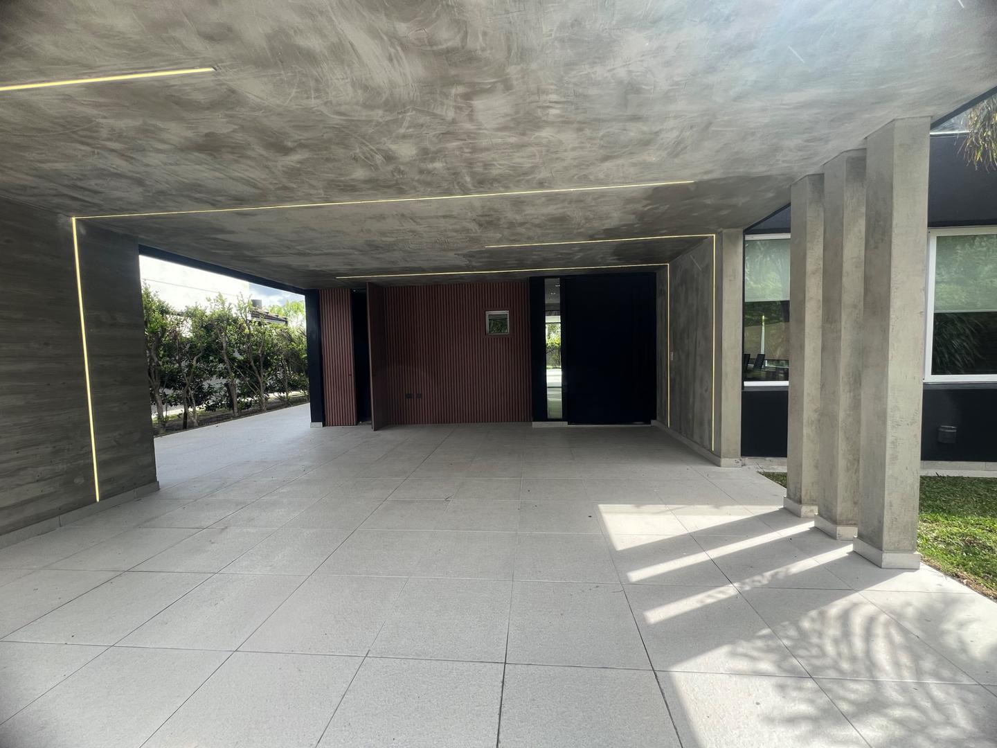 Casa 7 ambientes con 5 baños
