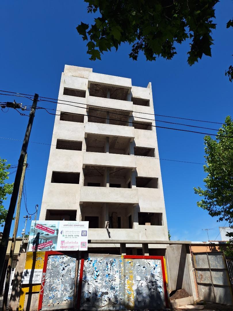 Venta. Ofelia I. Semipisos 2 amb. Quilmes. c/ cochera