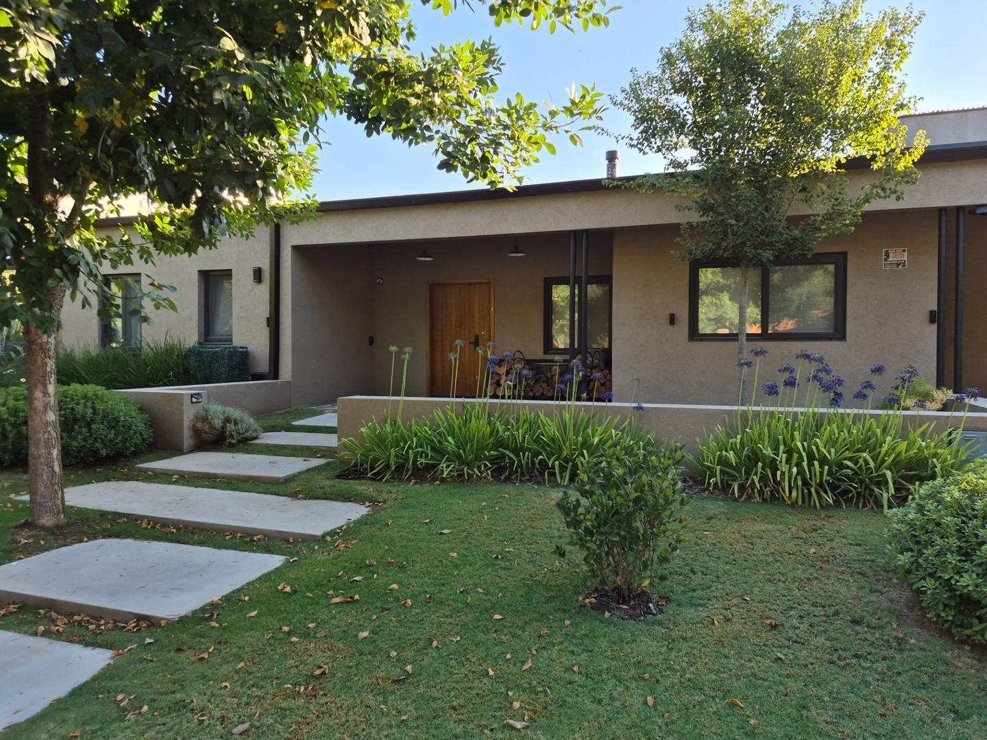 Casa 4 ambientes con 2 baños