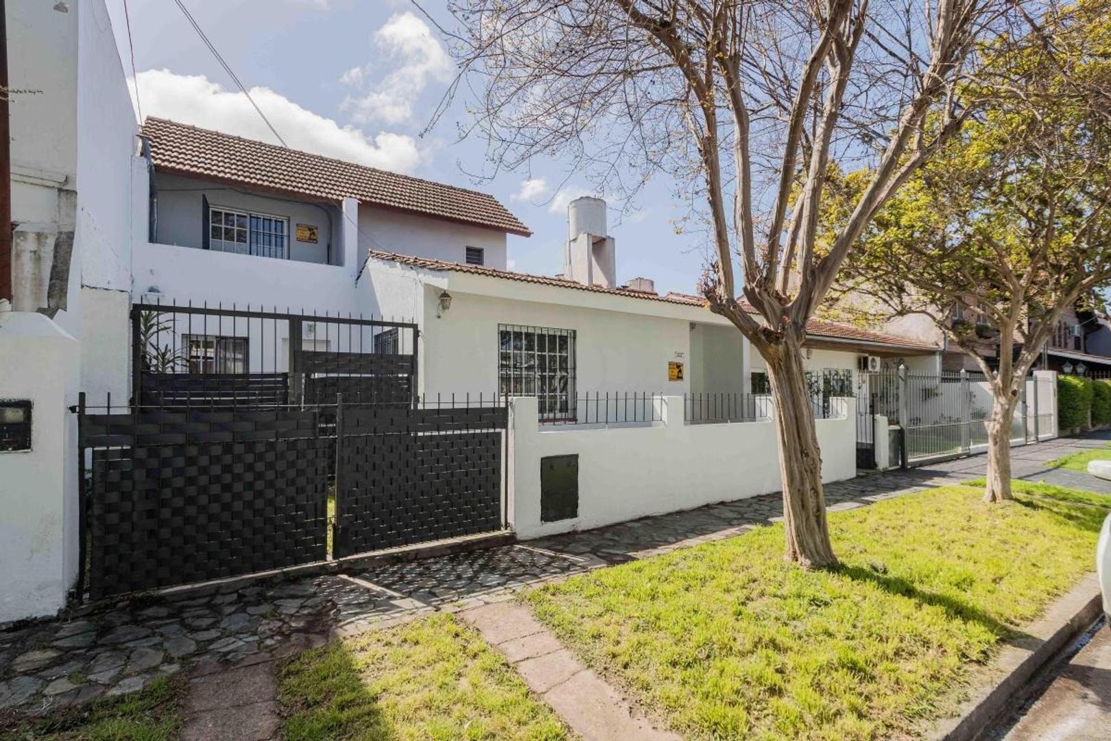 Casa de 6 Ambientes con Pileta en Barrio La Merced, Beccar