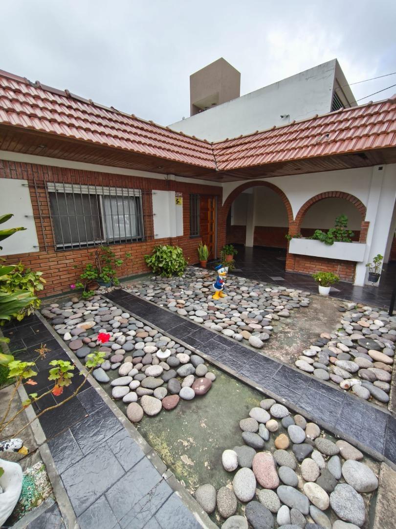 VENTA CASA 4 AMBIENTES CON DOBLE COCHERA Y PATIO