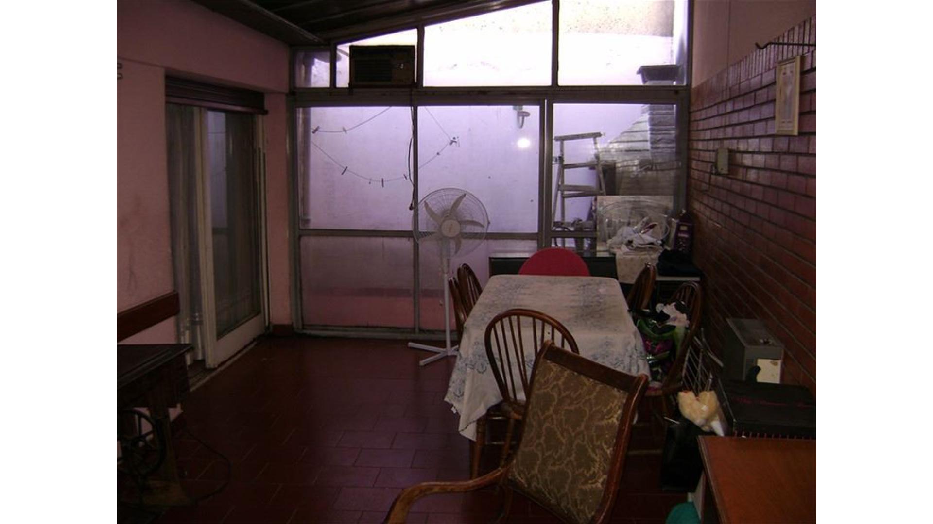 CASA 2 DORMITORIOS CON LOCAL O GARAGE 119 m2 CUBIERTOS