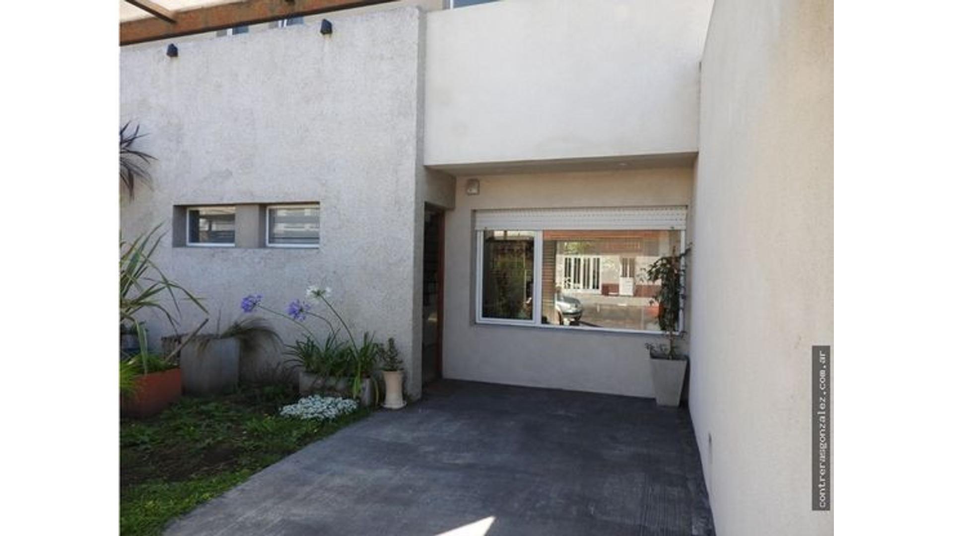 Dúplex en venta de 2 dormitorios c/ cochera en San Carlos