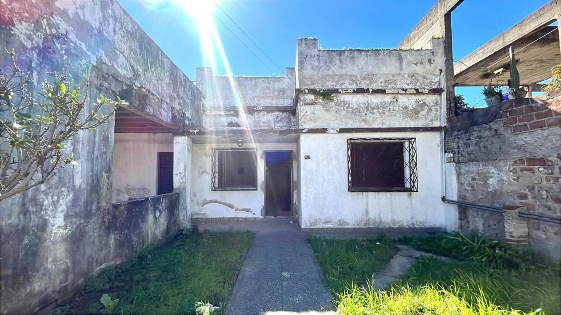 CASA A REFACCIONAR/TERRENO EN LANÚS